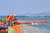 Бон берегозащитный БНбз в связке с бонами заградительными БН в морских условиях